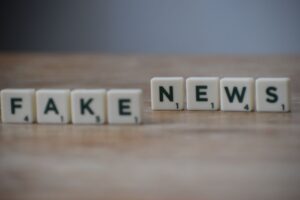 A influência das fake news na formação da opinião pública: como se proteger e identificar informações verídicas