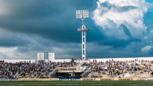 Como a cobertura de eventos esportivos pode impactar sua visão sobre a cultura local