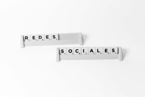 Como os algoritmos das redes sociais determinam quais notícias você vê e como isso afeta sua opinião
