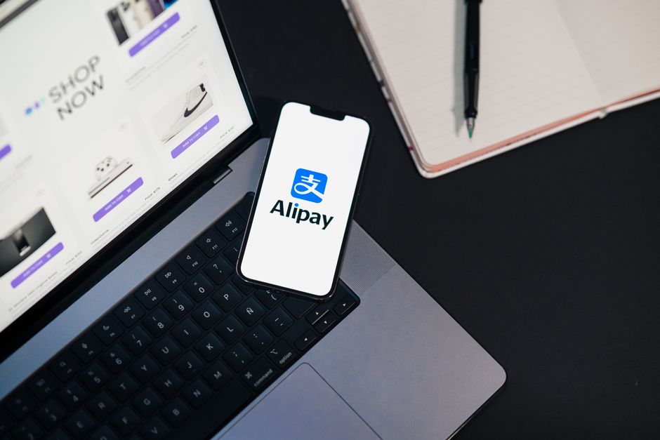 Como configurar alertas de última hora em sites e apps de notícias para receber só o que importa (sem spam)