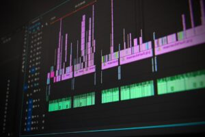 Como construir um monitor de notícias em tempo real com APIs públicas, filtros de palavras‑chave e dashboards no Looker Studio (passo a passo)