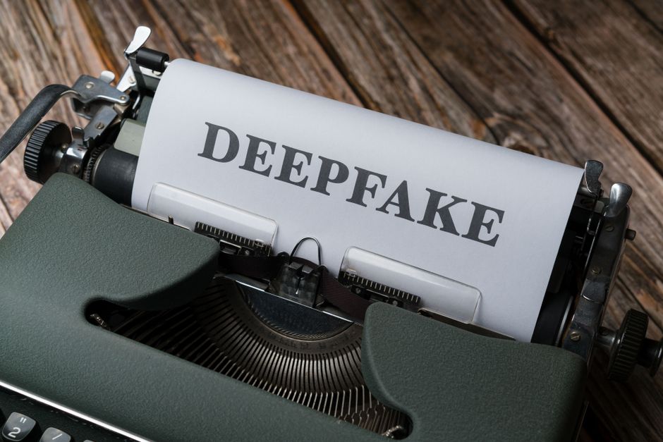 Como identificar deepfakes em vídeos de notícias: sinais concretos, testes rápidos e extensões confiáveis