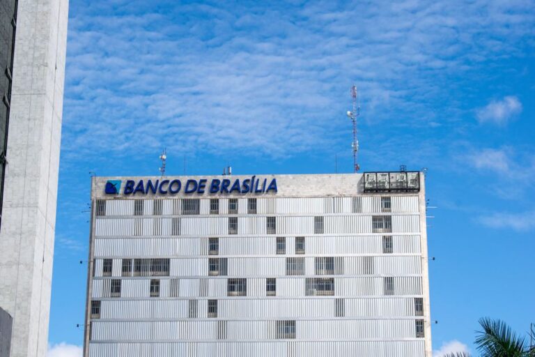 Os melhores bancos de dados públicos para investigar gastos do governo: Portal da Transparência, Siga Brasil, Compras.gov.br e Painel de Preços